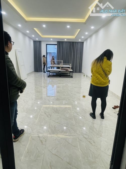 Nhà mặt phố Nguyễn Khang - Cầu Giấy. Diện tích 90m2 x 7 tầng thông sàn có thang máy - 2