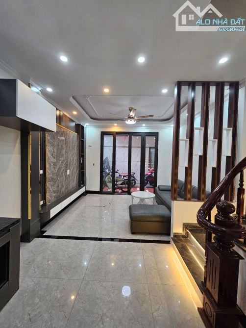 Vài bước ra mặt phố Thanh Am, ô tô đỗ cổng, nội thất sang xịn, khách về ở ngay - 2