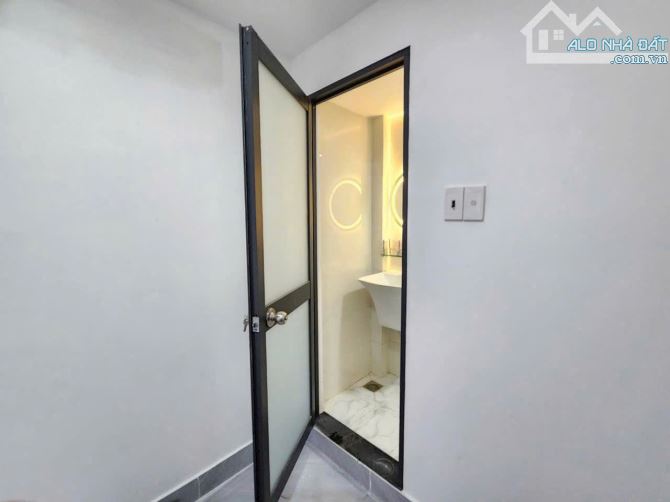 Cho thuê nhà riêng gần ủy ban quận Tân Phú, 3 tầng, 2 phòng, giá 8tr5 có nội thất - 2