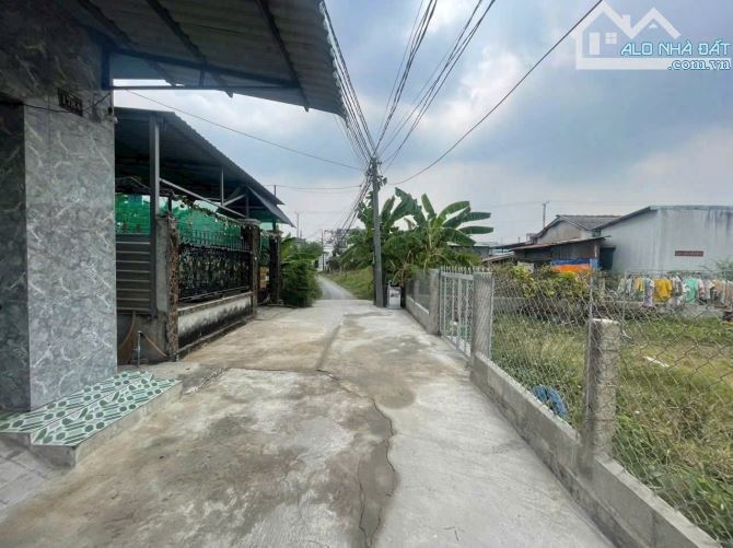 Hàng ngộp, nhà cấp 4 mới xây có 118m2 đất thổ cư đường ô tô chỉ 1.38 tỷ - 2