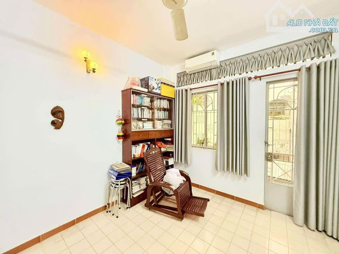 MẶT TIỀN QUẬN 1, NGAY SAU BỘ CÔNG AN TRẦN HƯNG ĐẠO. DT: 3.6 x 13, 4 lầu ST, Giá: 12.5 tỷ - 2