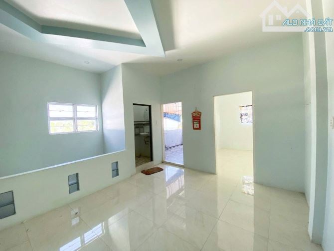 Bán nhà 1 trệt 1 lầu 99m2 ở Trung Chánh giá 940 triệu sổ hồng riêng - 2