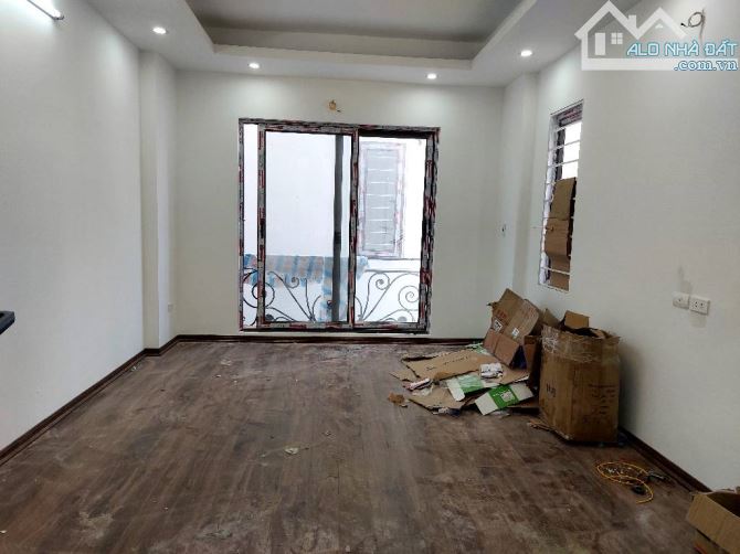 PHỐ VIỆT HƯNG_ LỆ MẬT NHÀ 5 TẦNG 32 M2 MỚI 20 M RA PHỐ GIÁ 6,3 TỶ - 2