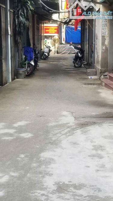 Bán đất tặng nhà 3 tầng Hoàng Quốc Việt, 61m2, MT 5 m, ngõ 3 gác , chỉ 15m ra đường oto - 2