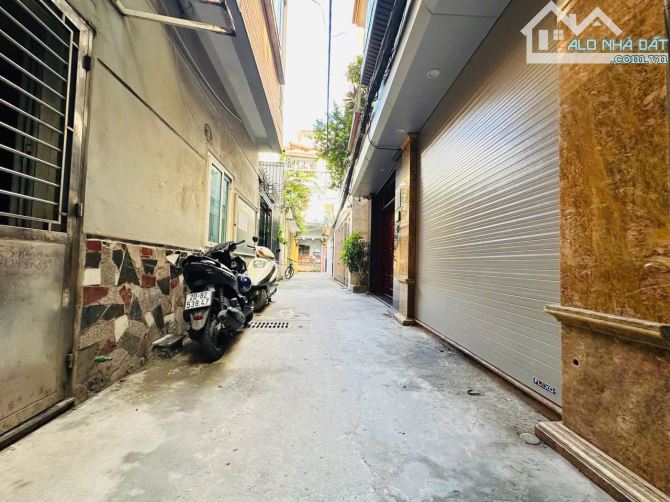 Phố Dịch Vọng, hiếm nhà bán, vf3 đỗ cửa, 68m ra phố, ngõ thông tứ tung - 2