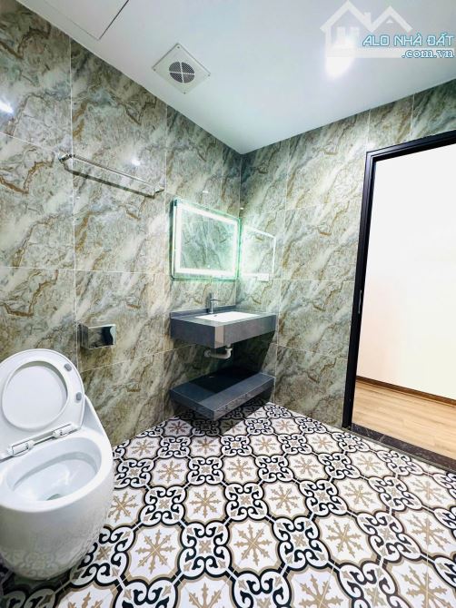 BÁN NHÀ PHỐ NGUYỄN VĂN LINH – 40m² – 6 TẦNG – THANG MÁY – Ô TÔ ĐỖ CỬA – GIÁ CHỈ 8,8 TỶ - 2