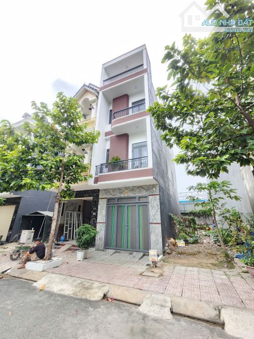 Bán nhà 1 trệt 2 lầu KDC Phú Hồng Thịnh 8, Thuận An 65m - 2