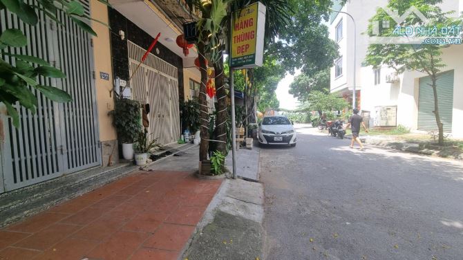 PHÂN LÔ VỈA HÈ Ô TÔ TRÁNH - KINH DOANH VĂN PHÒNG TỐT - VỊ TRÍ ĐẸP SÁT TRỤC ĐƯỜNG CHÍNH PHÚ - 2