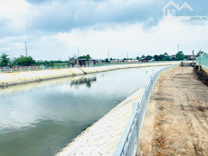Bán Đất  Hóc Môn - 2811M2( 48 x 65)- Đường bờ Kênh- Chỉ 5Triệu/ M2 - 2