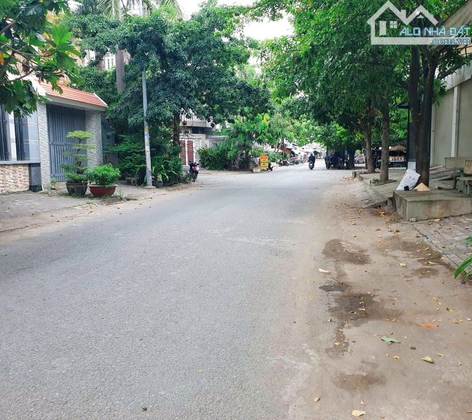 Bán 2 lô đất liền kề tạo thành lô góc 168m2 (Ngang 12.4m), hẻm xe hơi Quận 7, giá 6.x tỷ. - 2