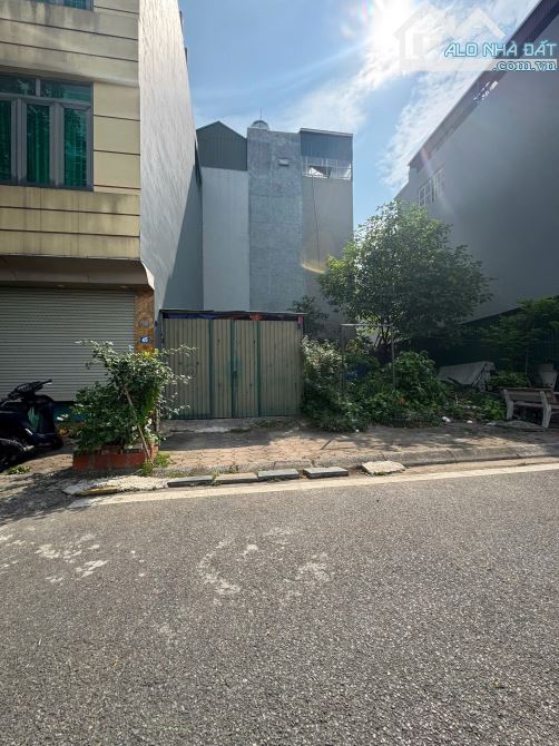 Đất Đẹp Tái Định Cư Giang Biên 40M vỉa hè 3m đường 10m giá 10,2 tỷ - 2