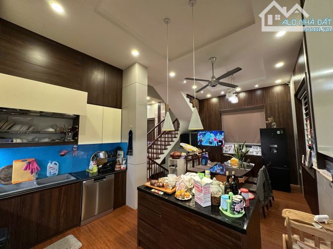 TÒA NHÀ VĂN PHÒNG TRUNG KÍNH - CẦU GIẤY  - DT 195M2 x 7T- 52 TỶ - 3 THOÁNG - THANG MÁY - 2