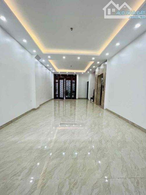 NHÀ MẶT PHỐ NGUYỄN KHOÁI, VỈA HÈ , KINH DOANH , DT 40M2 X 5 TẦNG , MT 5M , GIÁ 10 TỶ - 3