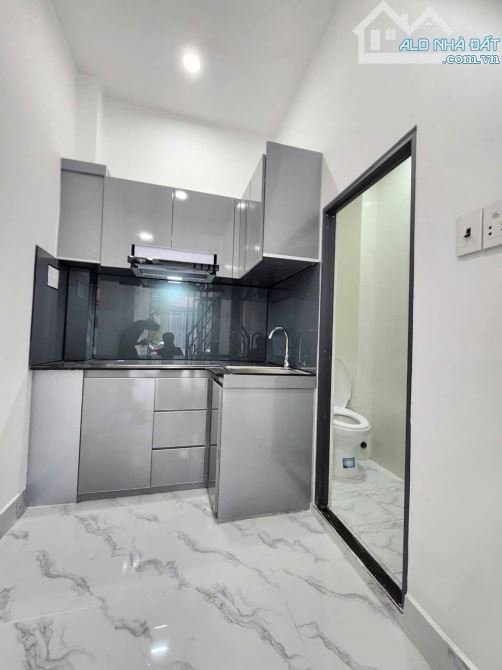 Cho thuê nhà riêng gần ủy ban quận Tân Phú, 3 tầng, 2 phòng, giá 8tr5 có nội thất - 3