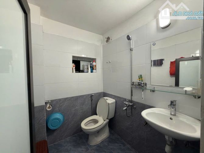Bán đất tặng nhà 3 tầng Hoàng Quốc Việt, 61m2, MT 5 m, ngõ 3 gác , chỉ 15m ra đường oto - 3