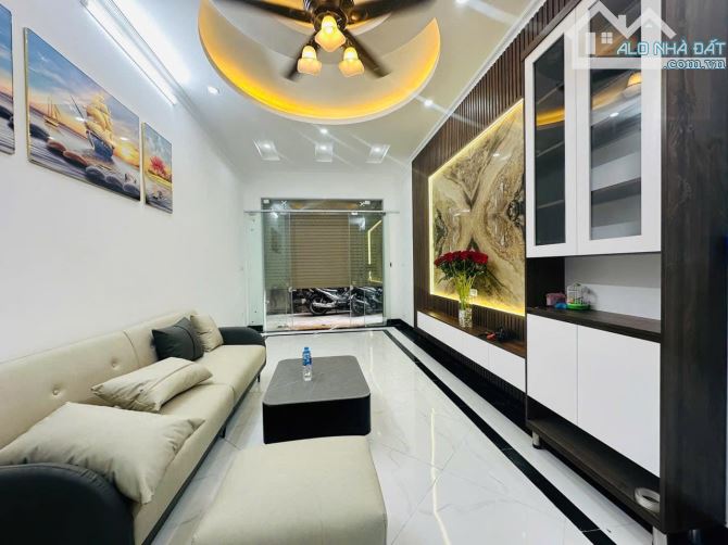 Phố Dịch Vọng, hiếm nhà bán, vf3 đỗ cửa, 68m ra phố, ngõ thông tứ tung - 3
