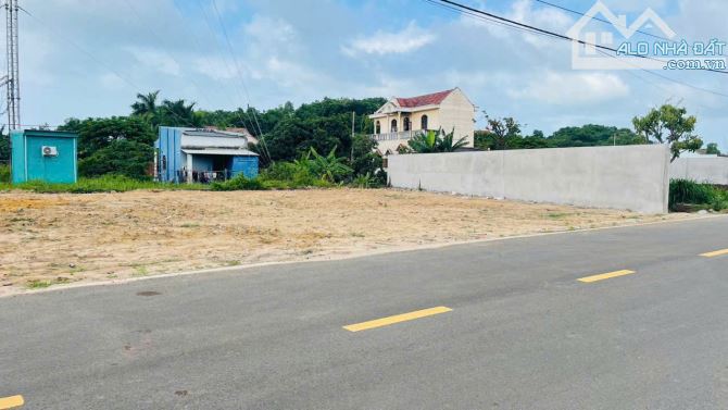 Em Còn 1 lô duy nhất ngang 9m dài 24m ngay chợ Lộc An. Cách bãi tắm 1km - 3