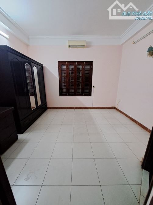 Cho thuê nhà ngõ 30 phố Nghĩa Đô. Diện tích 70m2 x 4 tầng đủ điều hòa, ngõ rộng để ô tô - 4