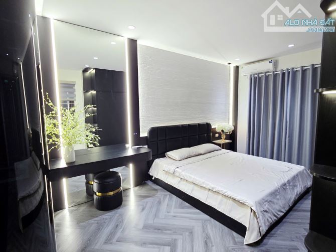 Nhà đẹp 2 mặt thoáng đường ô tô tránh ngõ Phố Thạch Bàn DT 43m2 . Giá 10.8 tỷ - 4