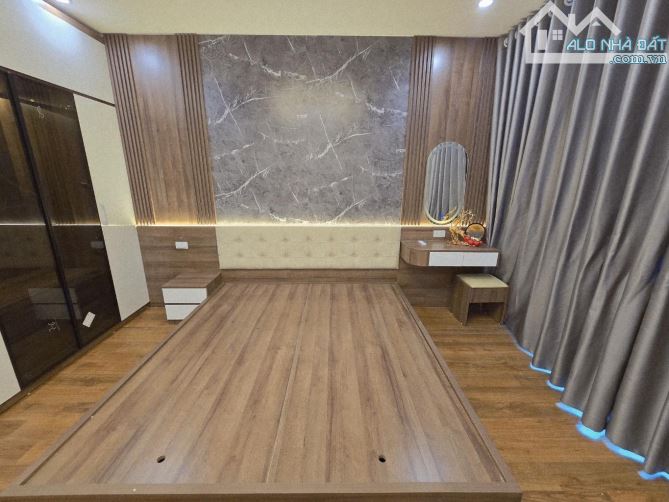HỘ KHẨU VIỆT HƯNG - 6 TẦNG - 3 NGỦ - FULL NỘI THẤT - Ô TÔ ĐỖ CỔNG - VỊ TRÍ TRUNG TÂM - 4