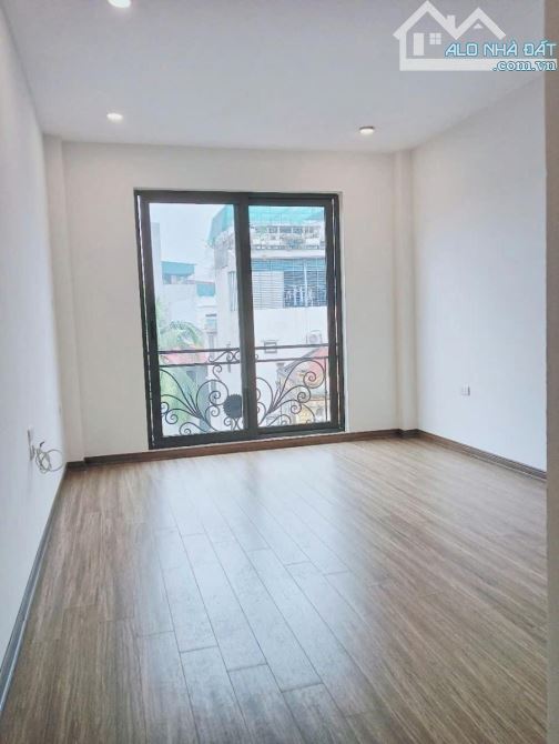 Nhà đẹp ở trung tâm Nguyễn Văn Cừ - ô tô vào nhà- 7,9 tỷ - 4