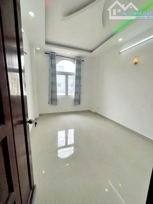 BÁN NHÀ KHU VIP 4 TẤM Q4 ĐỒNG BỘ MỚI XÂY VỊ TRÍ ĐẸP 1/ GIÁ 5TỈ  650 TL Khu Dân Cư - 4