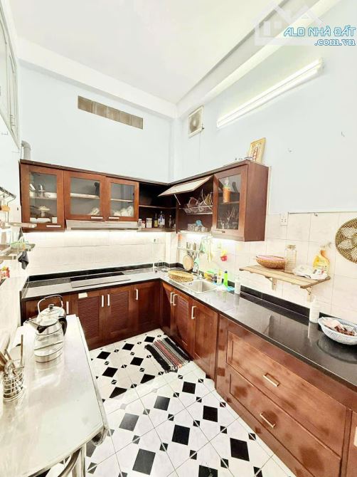 MẶT TIỀN QUẬN 1, NGAY SAU BỘ CÔNG AN TRẦN HƯNG ĐẠO. DT: 3.6 x 13, 4 lầu ST, Giá: 12.5 tỷ - 5