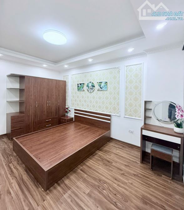 Nhà mới tinh Full nội thất, 5Tầng, dt 32m², 30m ra trục chính ôtô tránh. Tổ 12 trong đê - 5