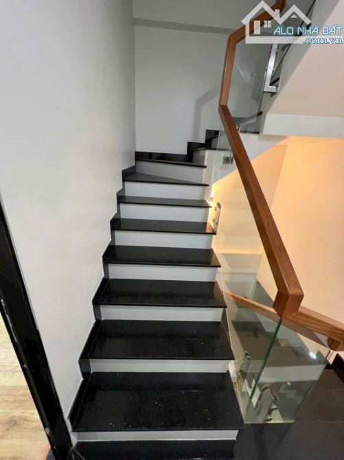 NGỢP BANK 5 TỶ- BÁN 5TỶ65 80M2- HẺM 7M-Ô TÔ NGỦ NHÀ - 5