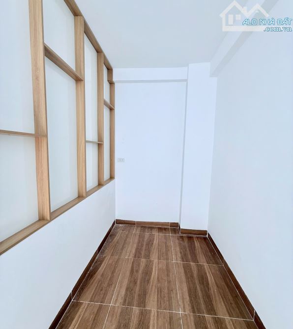 Nhà mới tinh Full nội thất, 5Tầng, dt 32m², 30m ra trục chính ôtô tránh. Tổ 12 trong đê - 6