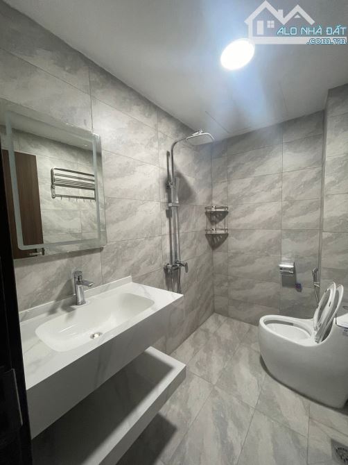 PHÂN LÔ Ô TÔ TRÁNH TRẦN QUỐC HOÀN - MT RỘNG THANG MÁY XỊN - 2 THOÁNG - DT 41M2 - 16,8 TỶ - 6