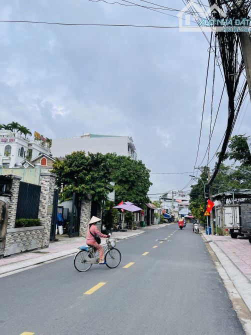 Bán BIỆT THỰ trung tâm LINH TRUNG gần ngã tư THỦ ĐỨC Dt: 212m2 Giá 12.9 Tỷ - 7
