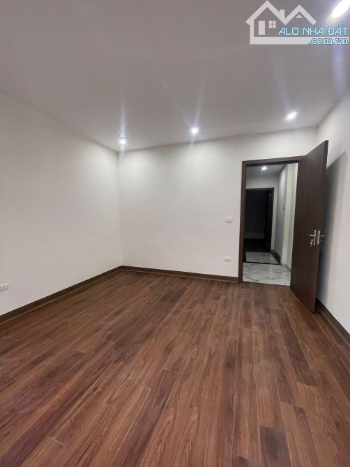 PHÂN LÔ Ô TÔ TRÁNH TRẦN QUỐC HOÀN - MT RỘNG THANG MÁY XỊN - 2 THOÁNG - DT 41M2 - 16,8 TỶ - 7