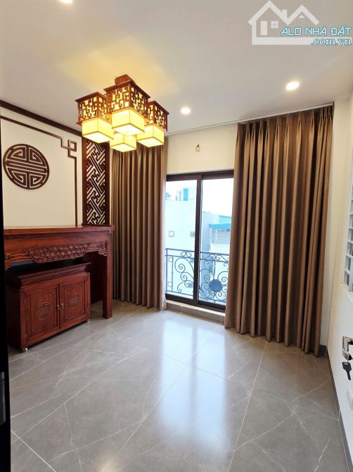 Nhà đẹp 2 mặt thoáng đường ô tô tránh ngõ Phố Thạch Bàn DT 43m2 . Giá 10.8 tỷ - 8