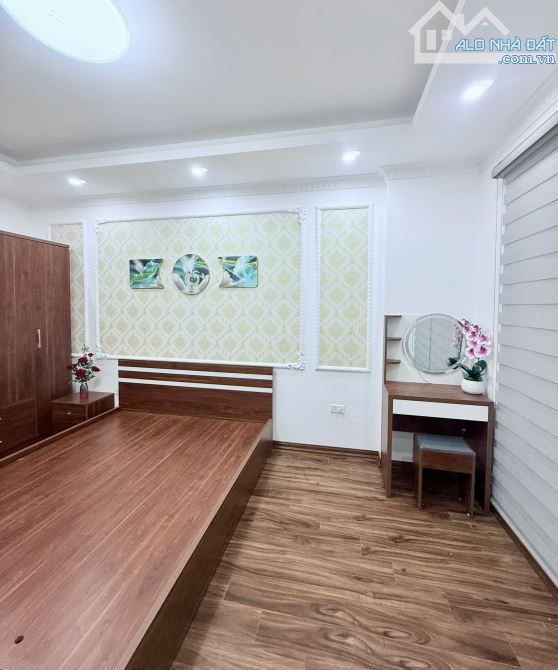 Nhà mới tinh Full nội thất, 5Tầng, dt 32m², 30m ra trục chính ôtô tránh. Tổ 12 trong đê - 8