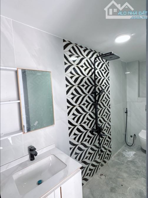 BÁN NHÀ MỚI 3 TẦNG HẺM XE HƠI Hoàng DIỆU Q.4 NHỈNH 6TY - 9