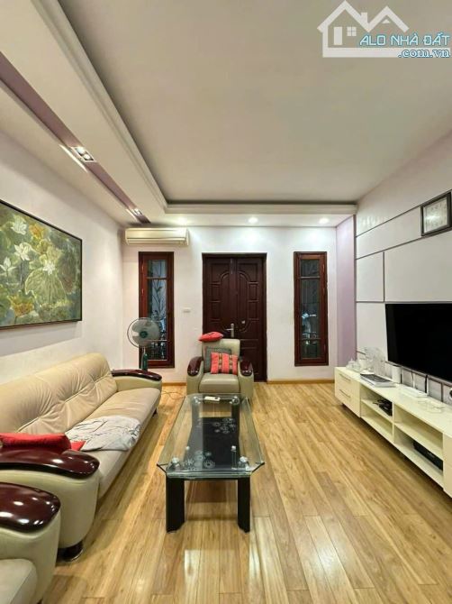 Cho thuê nhà Vũ Tông Phan – Đống Đa DT 70m x 4 tầng, phân lô ôtô đỗ giá thuê 18tr/th