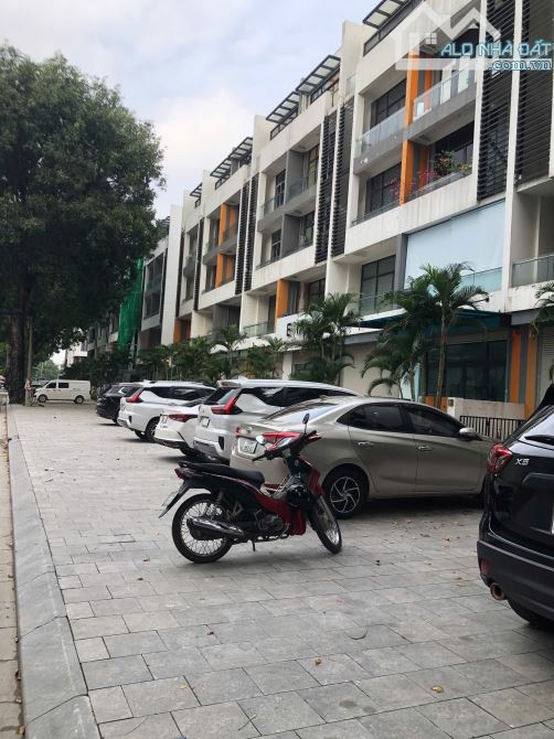 Bán shophouse Bình Minh - Long Biên 2 mặt tiền cực đẹp !