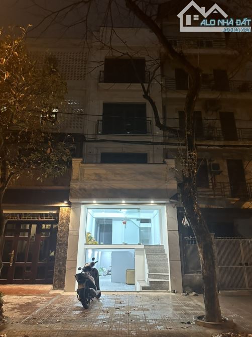 Cho thuê nhà ở Hồ Tùng Mâụ 45m2, 5 tầng, thông sàn, thang máy, mới tinh, oto đỗ.