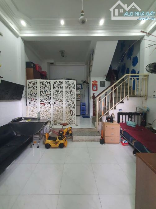 Nhà CMT8, Gần Ngã Tư Bảy Hiền Tân Bình, 35m2, 3Tầng Kiên cố, Sổ Nở Hậu Tài Lộc. Chỉ 4.7Tỷ