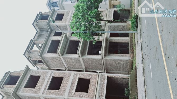 Cần bán biệt thự lideco , dt 243m cạnh hồ , 2 mặt đường trước sau , giá 135tr/m