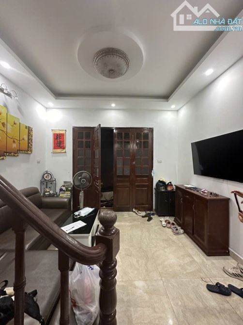 HOÀNG QUỐC VIỆT, CẦU GIẤY - 40M - 4 TẦNG - Ô TÔ ĐỖ CỬA - NGÕ THÔNG - GẦN PHỐ - Ở NGAY