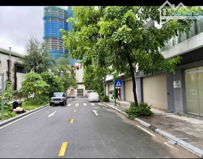 Cần bán nhà Liền Kề Định Công 6tầng thang máy full nội thất.