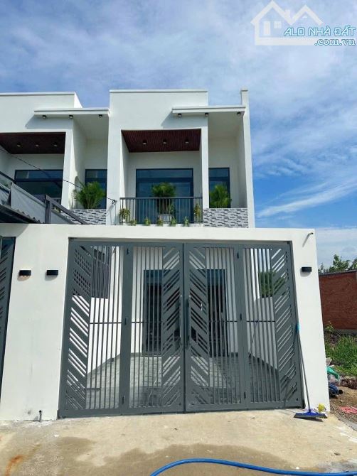 Bán nhà lầu gần ngã 3 đèn Vàng công ty Changshin