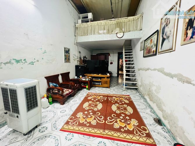 Bán đất tặng nhà 2 tầng cũ mặt đường quốc lộ 5 diện tích 46,1m + 30m Lưu ko  giá 2,xx tỷ