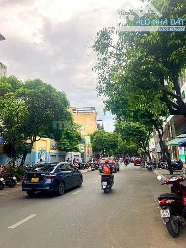 Cần bán nhà siêu vị trí MT Lê Thị Riêng chỉ 30 Tỷ, P.Bến Thành, Quận 1 - 4 x 20m, 4 Tầng