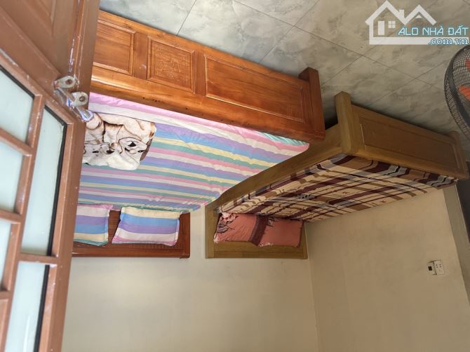 BÁN TÒA NHÀ NGHỈ 12 PHÒNG – ĐANG KHAI THÁC 20TR/THÁNG – SÁT TRỤC THĂNG LONG