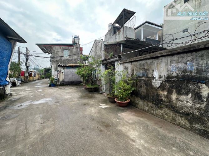 BÁN  NHÀ CẤP 4 LÔ GÓC -3 THOÁNG -PHÚ VIÊN - 2 XE TÀI TRÁNH NHAU- GIÁ 11,9 Tyt