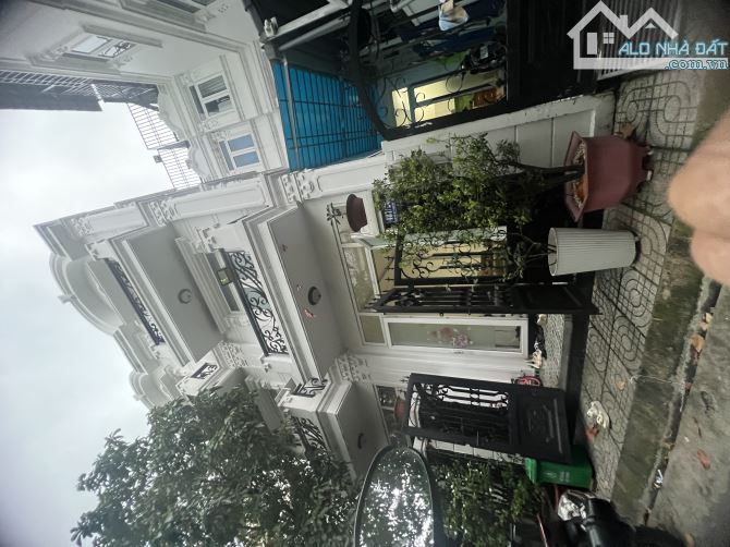 BIỆT THỰ 4 TẦNG KHU VILLA ANH ĐÀO NGAY CẠNH NGÃ TƯ GA QUẬN 12- Ngang Khủng 5,8x12 chỉ 6,3
