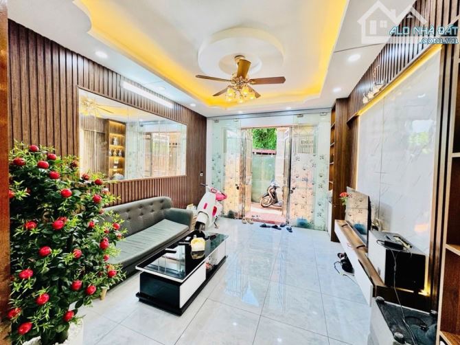 - Bán nhà Trần Cung, 10m ô tô, sát phố, nội thất xịn sò, 40m2, 8.4 tỷ.